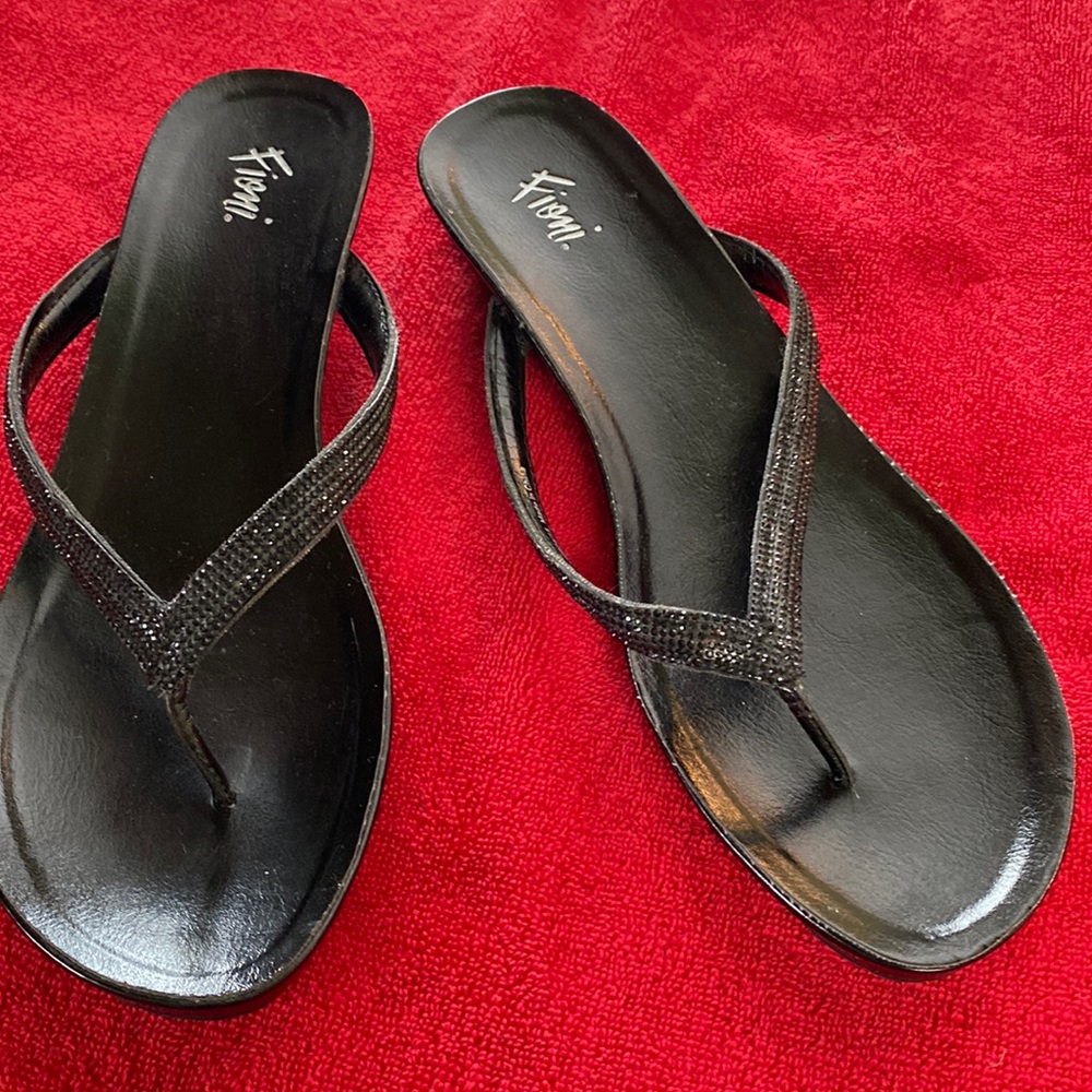 Fioni black flip flops